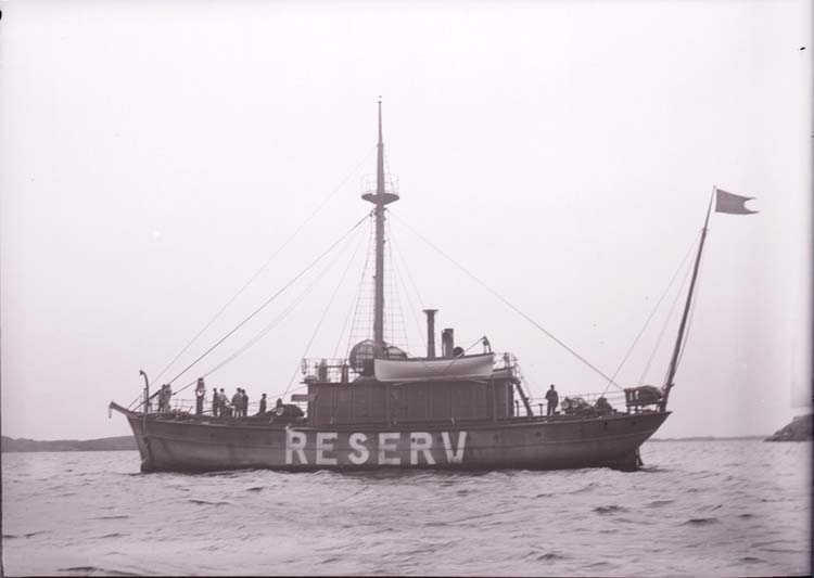 Enligt text som medföljde bilden: "Lysekil Fyrskeppet Reserv Juli el. Aug. 05."