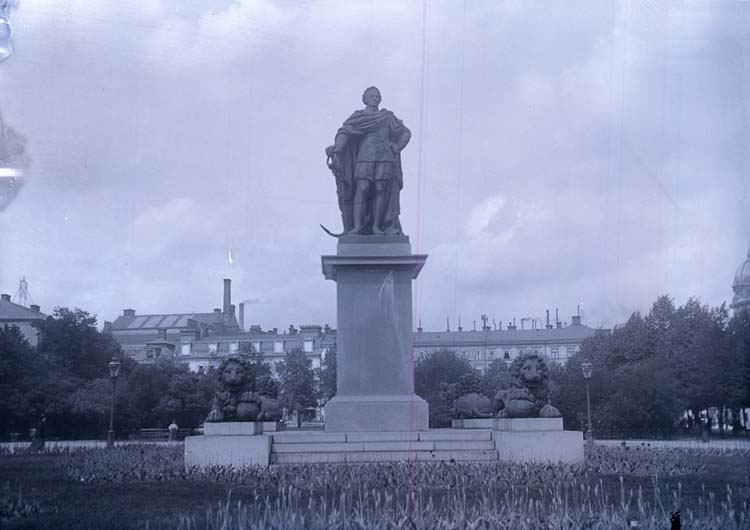 Enligt text som medföljde bilden: "Stockholm, Karl XII staty 3/6 1905."
