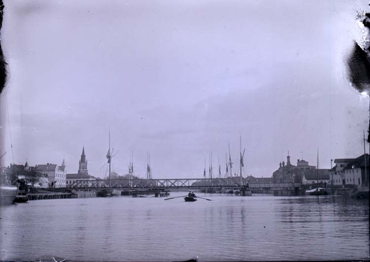 Enligt text som medföljde bilden: "Jernvägsbron. Lidköping. 20/5 03".