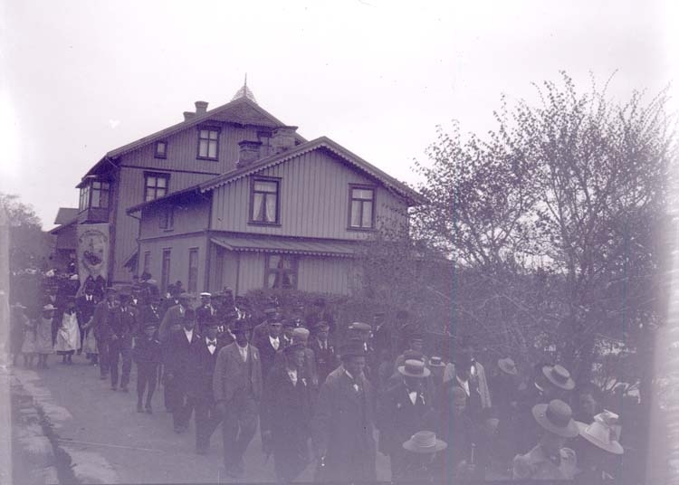 Enligt text som medföljde bilden: "Lysekil. Demonstrationståget 24/5 1900."