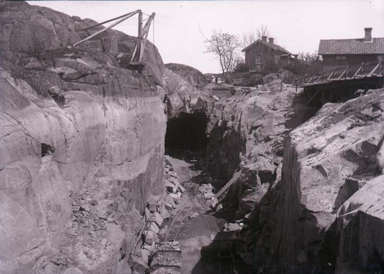 Enligt text som medföljde bilden: "Uddevalla. Tunnelsprängning 23/5 1904."