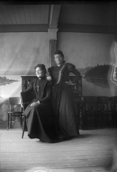 Enligt text som medföljde bilden: "Lysekil. På Lindbergs veranda. (S.O.A) 1898".