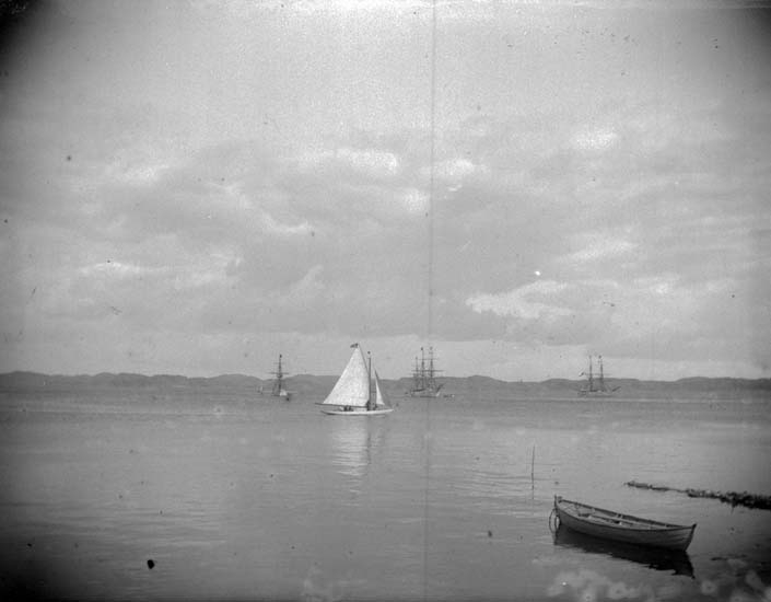 Enligt text som medföljde bilden: "Lysekil. Skeppsgossefartygen Najaden, Gladan, Falken 25/6 1899."