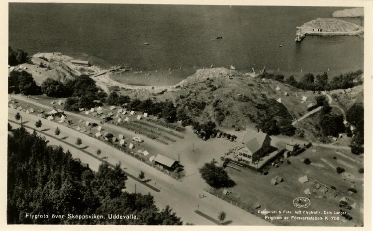 Tryckt text på vykortets framsida: "Flygfoto över Skeppsviken, Uddevalla"