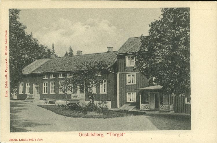 Tryckt text på vykortets framsida: "Gustafsberg," "Torget." 