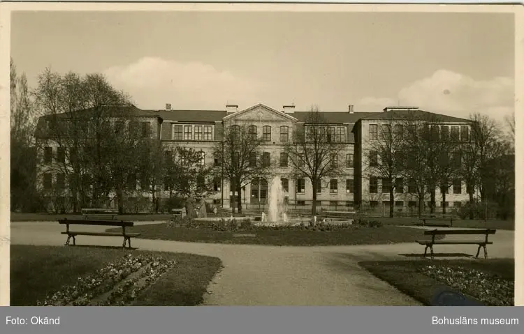 Tryckt text på vykortets framsida: "Flickskolan vid Margaretegärde."
