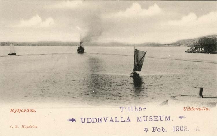 Tryckt text på vykortets framsida: "Uddevalla, Byfjorden."