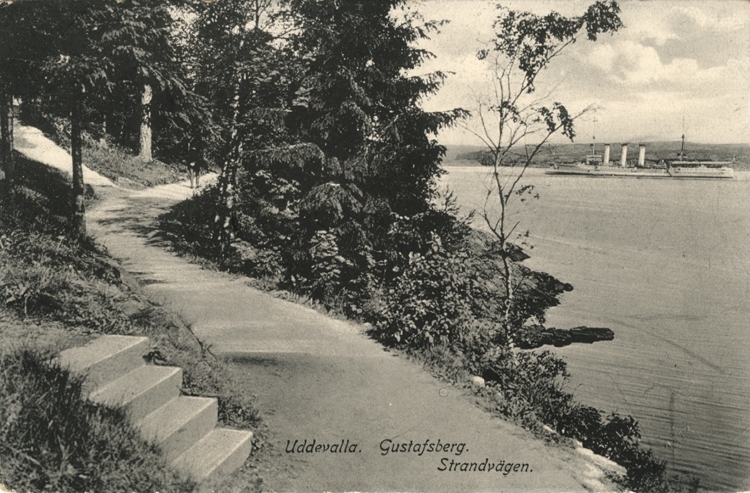 Tryckt text på vykortets framsida: "Uddevalla. Gustafsberg. Strandvägen."