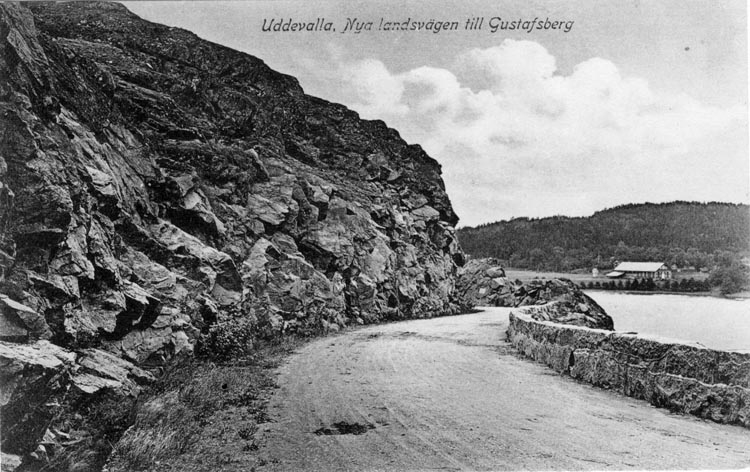 Tryckt text på vykortets framsida: "Uddevalla. Nya landsvägen till Gustafsberg."