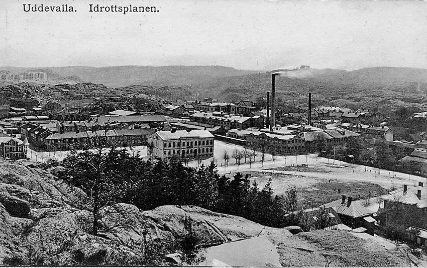 Tryckt text på vykortets framsida: "Uddevalla. Idrottsplanen".


