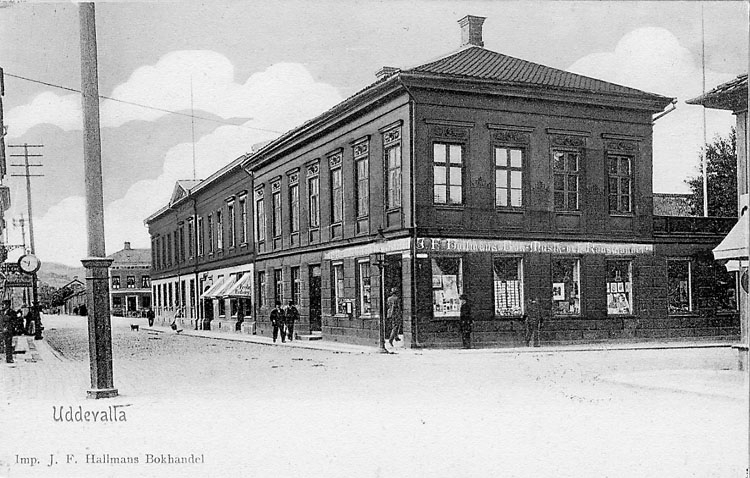 Tryckt text på vykortets framsida: "Uddevalla Hallmans Bokhandel".
