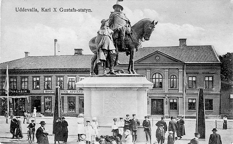 Tryckt text på vykortets framsida: "Kungstorget, Uddevalla".
