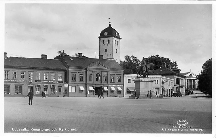 Tryckt text på vykortets framsida: "Uddevalla Kungstorget och Kyrktornet".