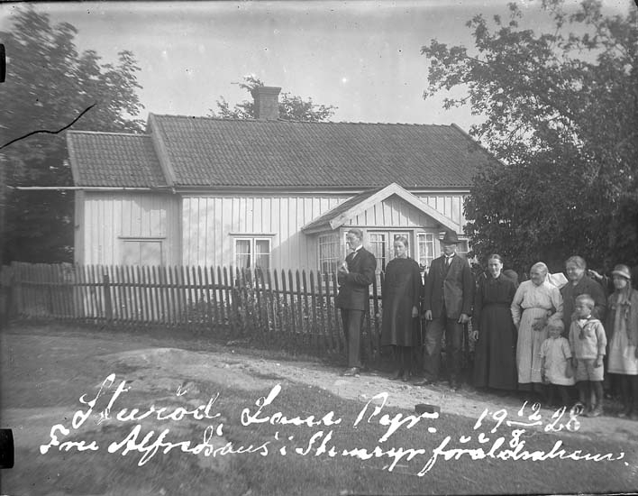Skrivet på bilden: "Sturöd, Lane Ryr. 12/8 1928. Fru Alfredsson i SteneryrÂ´s föräldrahem."