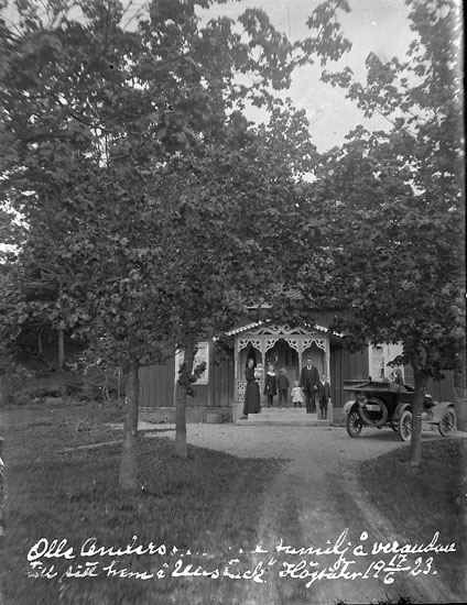 Enligt text på fotot: "Olle Andersson med familj å verandan till sitt hem i Ullstack Högsäter 17/6 1923".