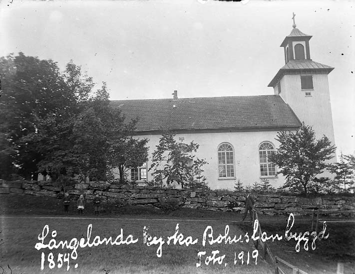 Enligt text på fotot: "Långelanda kyrka Bohuslän byggd 1854. Foto 1919".