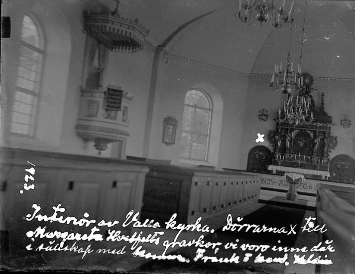 Enligt text på fotot: "Interiör av Valla kyrka. Dörrarna x till Margareta Hvitfeldts gravkor, vi voro inne där i sällskap med komm. Frank o ....? 1923".