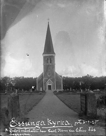 Enligt text på fotot: "Essunga kyrka. foto 6-9-25. x Där i närheten har Carl Kam en liten tös begraven".