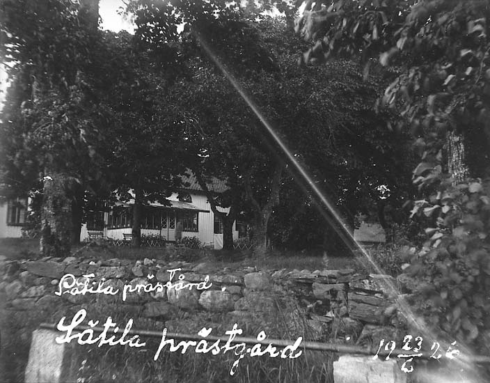Enligt text på fotot: "Sätila prästgård 23/6 1926".



















