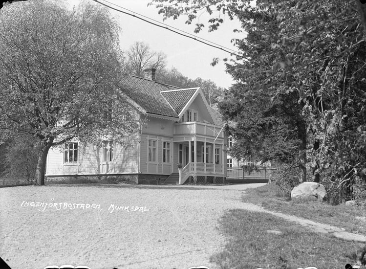 Enligt fotografens noteringar: "1927 Villa där Ingenjör Axel Lundgren bodde omkring år 1916 - 1940."