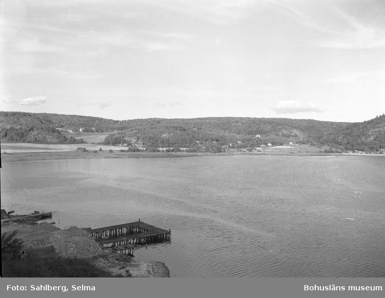 Text som medföljde bilden: "Saltkällans brygga. Saltkällefjorden."

Uppgifter från Munkedals HBF: "Fotot taget från Skree ".