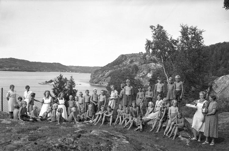 Enligt fotografens noteringar: "Trol. Studseröds barnkoloni i Skredsvik".