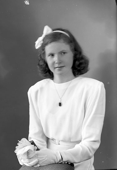 Enligt fotografens journal nr 7 1944-1950: "Johansson, Aina Hoga Svanesund".