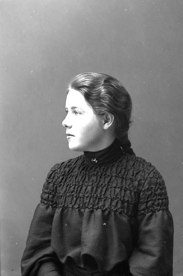 Enligt fotografens journal nr 1 1904-1908: "Landberg, Gudrun Stenungsund".