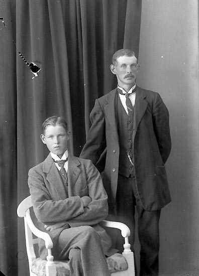 Enligt fotografens journal nr 3 1916-1917: "Svensson, John Stenung Västergård".
