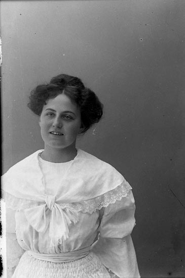 Enligt fotografens journal nr 1 1904-1908: "Carlén, Fr. Elsa Hellungens förråd St-sund".
