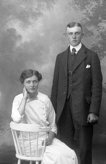 Enligt fotografens journal Lyckorna 1909-1918: "Leander, Arthur, Kåröd, Stillingsön".