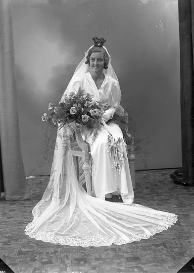 Enligt fotografens journal nr 6 1930-1943: "Karlsson Hilding bruden Ödsmål".