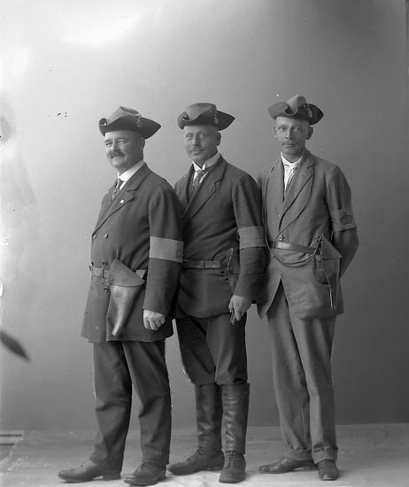 Enligt fotografens journal nr 2 1909-1915: "Ehrnst, Kapten Här".
Enligt fotografens notering: "Kapten O. Ehrnst, Här. Bruksinspektor Sterner, La. Edet. Kanalinspektor Lind, La Edet".