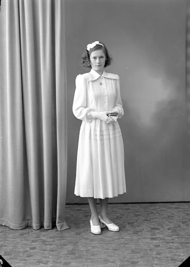 Enligt fotografens journal nr 7 1944-1950: "Olsson, Ingrid Kläpp Ödsmål".