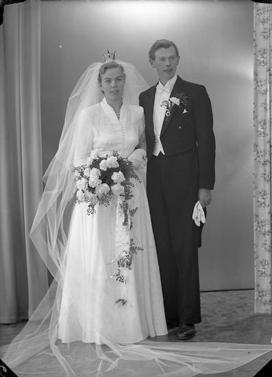 Enligt fotografens journal nr 8 1951-1957: "Axelsson, Herr Lennart Lökeberg, Vävra".