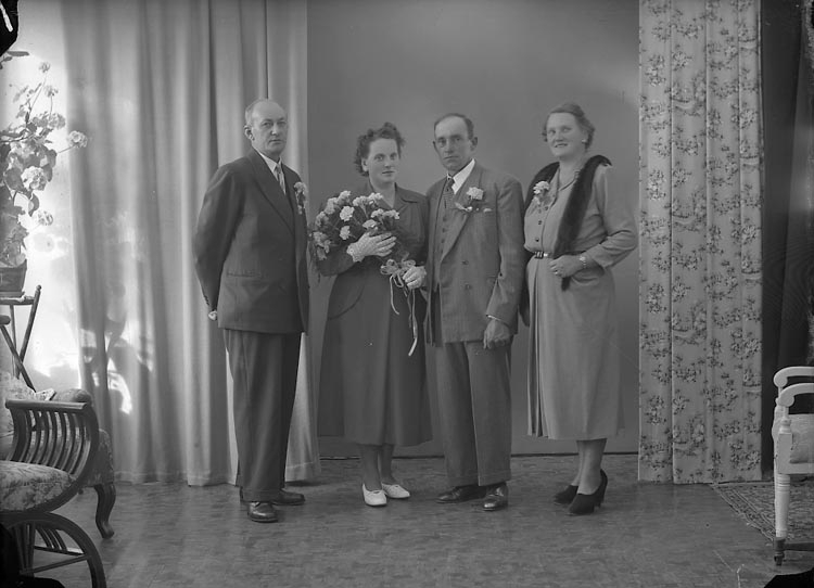 Enligt fotografens journal nr 8 1951-1957: "Carlsson, Herr Clarence, Björkliden Ucklum".