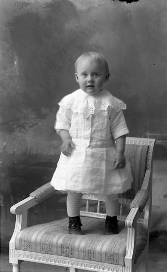 Enligt fotografens journal Lyckorna 1909-1918: "Aronsson, Alice Hälle Ljungskile".