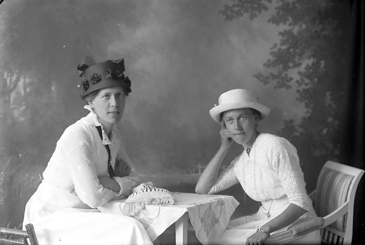 Enligt fotografens journal Lyckorna 1909-1918: "Aronsson, Emma Surte".