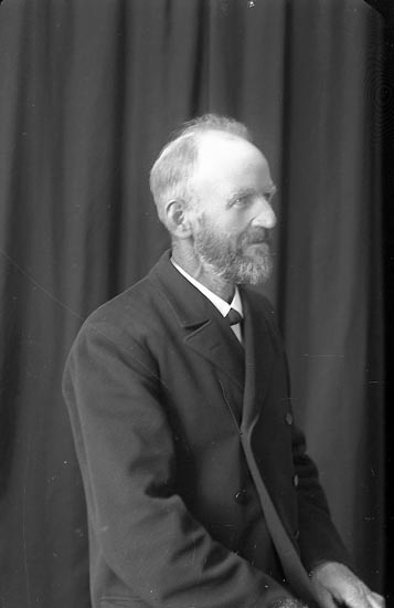 Enligt fotografens journal Lyckorna 1909-1918: "Abrahamsson, Adiel Brandseröd Ljungskile".