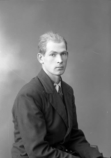 Enligt fotografens journal nr 6 1930-1943: "Sjöholm, Sven Sköldunga, Ucklum".