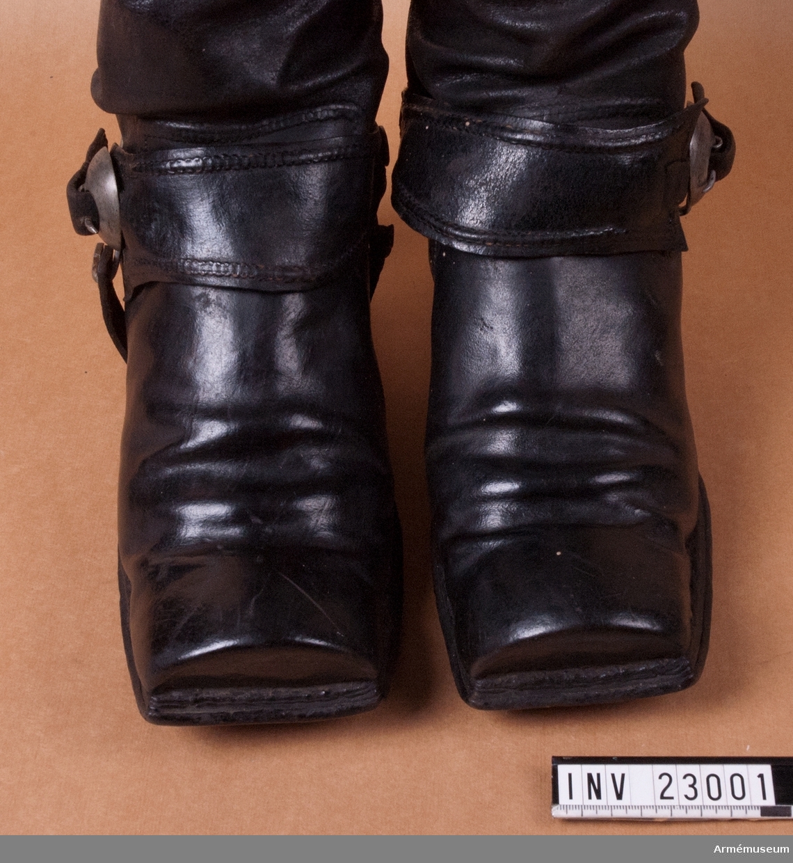 Sporrkappor av svart läder.