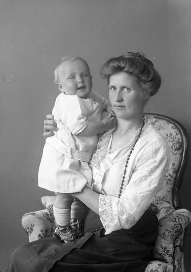 Enligt fotografens journal nr 3 1916-1917: "Olsson, Fru Frida Strandnorum Här".