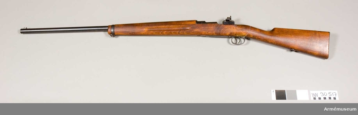 Grupp E II f.

7,9 mm gevär fm/1923 med diopter. I huvudsak som 22336, med kaliber 7,9 mm, och sannolikt kamrat för den tyska 8 mm patronen m/1888 med kula m/1906, "S-kulan". På lådans vänstra kant står 7,9 s, liksom även på hävarmsknappen. På bakplåtens fink är numret 331 inslaget.