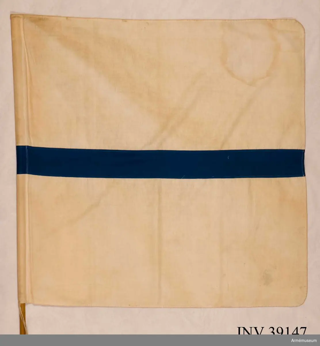 Grupp H III.

Vit flagga med blå rand från stången mot kortsidan, 8 cm bred.Enligt GK 1981.

Samhörande nr AM.039147-AM.039148, signalflagga, käpp.