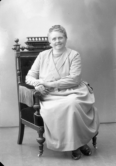 Enligt fotografens journal nr 5 1923-1929: "Andersson, Fru Selma, Groland, Spekeröd".