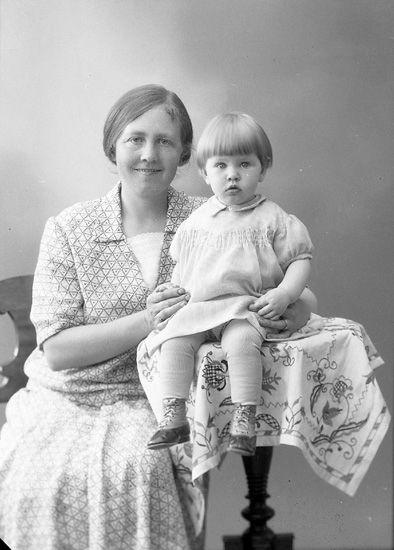 Enligt fotografens journal nr 5 1923-1929: "Andersson, Fru Selma, Stenungsund".