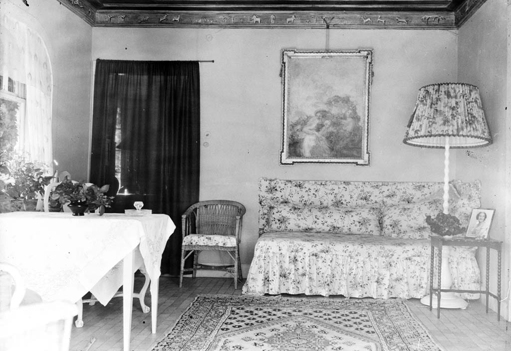 Enligt fotografen: "D. 13 juli 1935 Konsulinnan Aspegren Solbacka Stenungsön".
Uppgifter från givaren: Lillstugan: gästrum