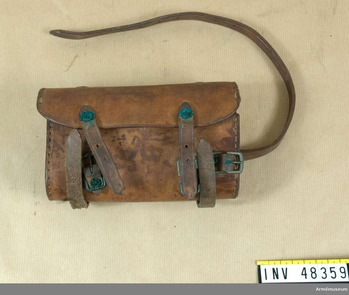 Grupp E VIII.

Väskan är tom. Under locket på väskans framsida finns en stansad text: "JEWFL 1918 H.E"