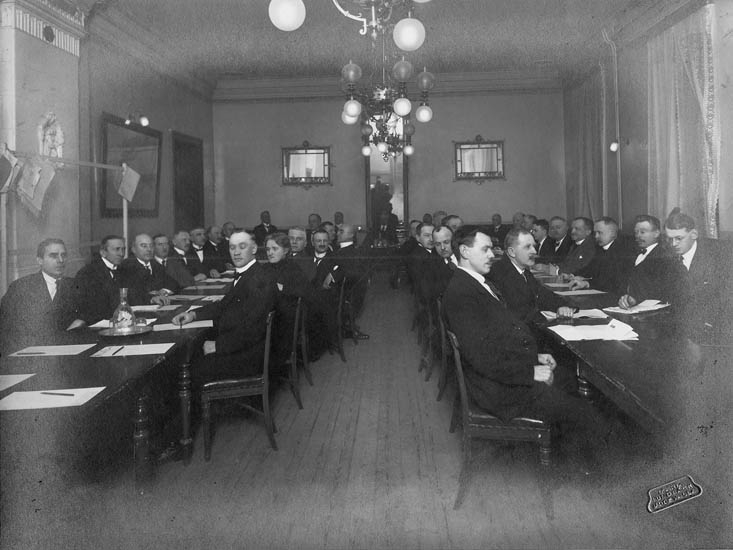 Enl. medföljande text: "Stadsfullmäktigegruppen i Uddevalla 1924?