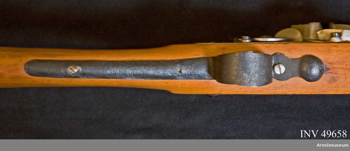 Grupp E XIV.
Loppets relativa längd är 64,7 mm.Afrikanskt gevär med flintlås. Bakplåten är skadad, rörkor och  laddstock fattas. Låset är signerat "BARKER".